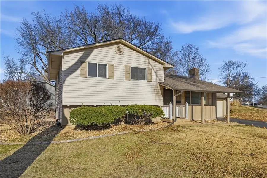 6701 N Flora Avenue, Gladstone, MO 64118 - #3