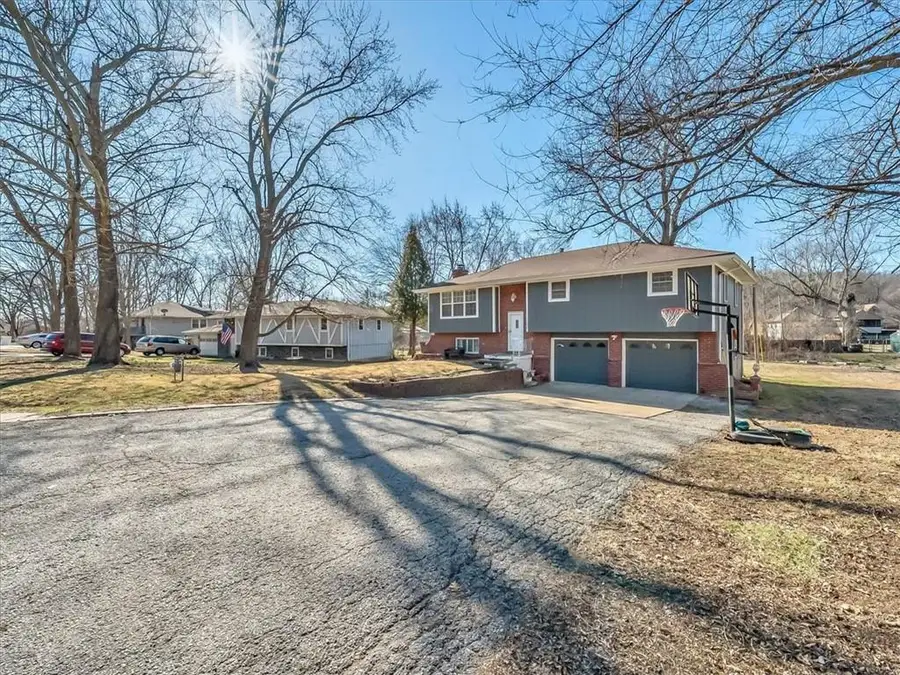 702 Lakewood Road, Bonner Springs, KS 66012 - #2