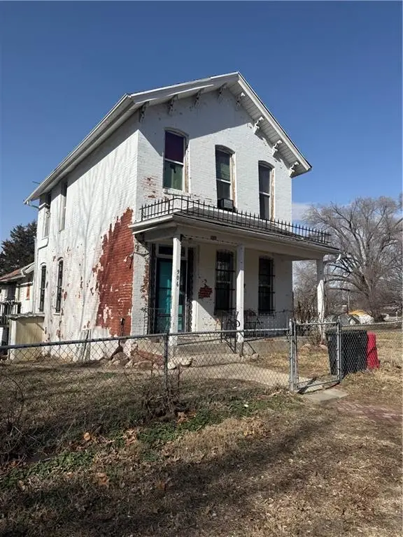 906 S 11th Street, Saint Joseph, MO 64503 - #1