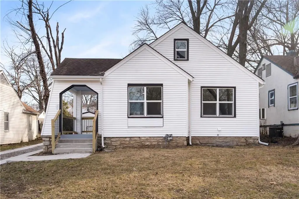 1421 E 77th Street, Kansas City, MO 64131 - #1