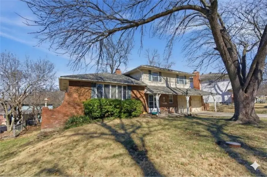 606 E 105th Terrace, Kansas City, MO 64131 - #3