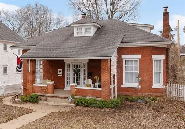 1805 South Street, Lexington, MO 64067