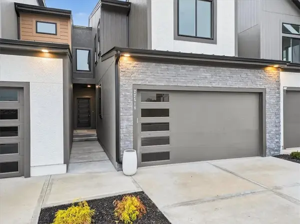 9305 Aminda Street, Lenexa, KS 66227