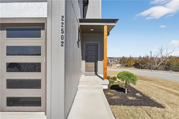 9313 Aminda Street, Lenexa, KS 66227