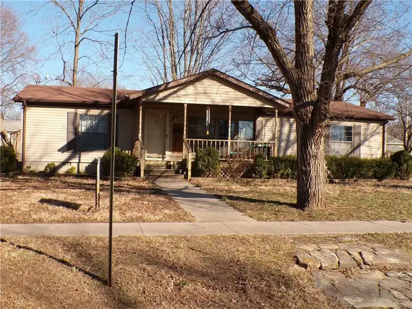 221 South Elm S Elm Street, Iola, KS 66749
