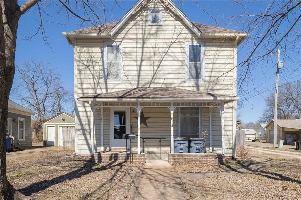 614 W Oak Street, Chanute, KS 66720 - #1