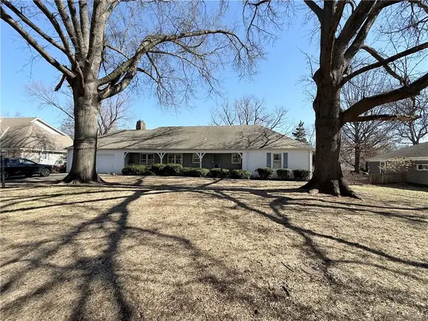 9001 Cherokee Lane, Leawood, KS 66206