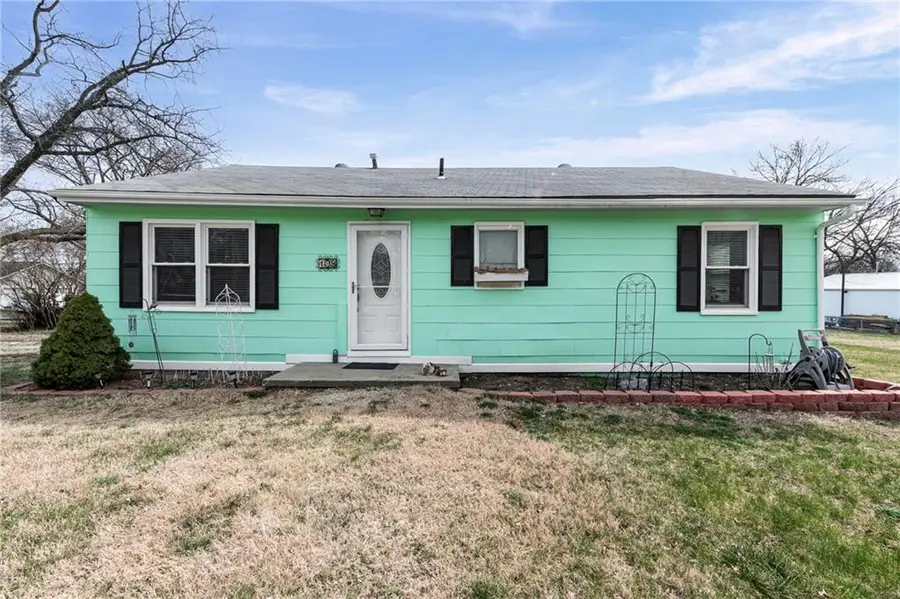 108 N Madison Street, Spring Hill, KS 66083 - #2