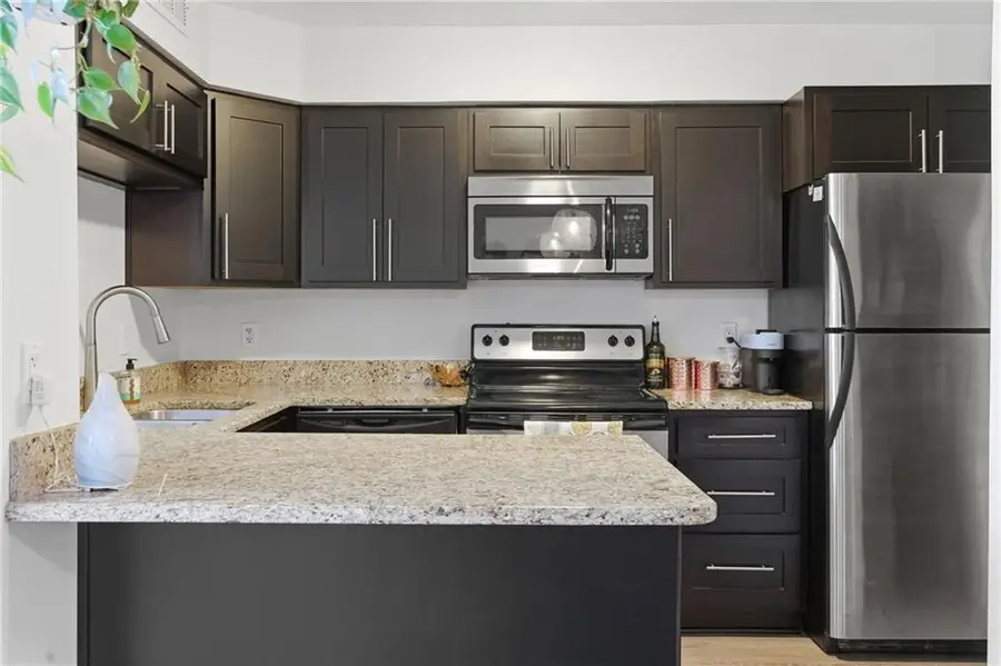 4056 Warwick Boulevard #7, Kansas City, MO 64111 - #3