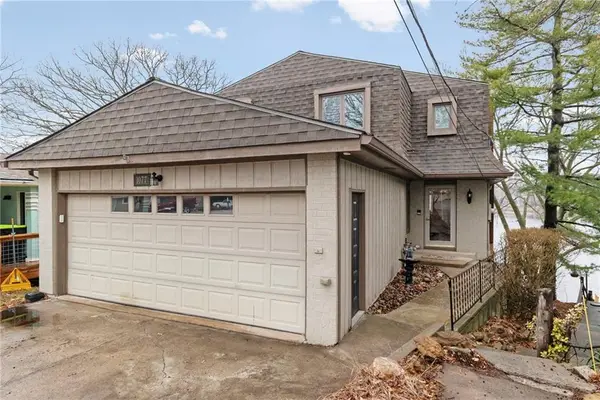 1077 South Shore Drive, Lake Waukomis, MO 64151