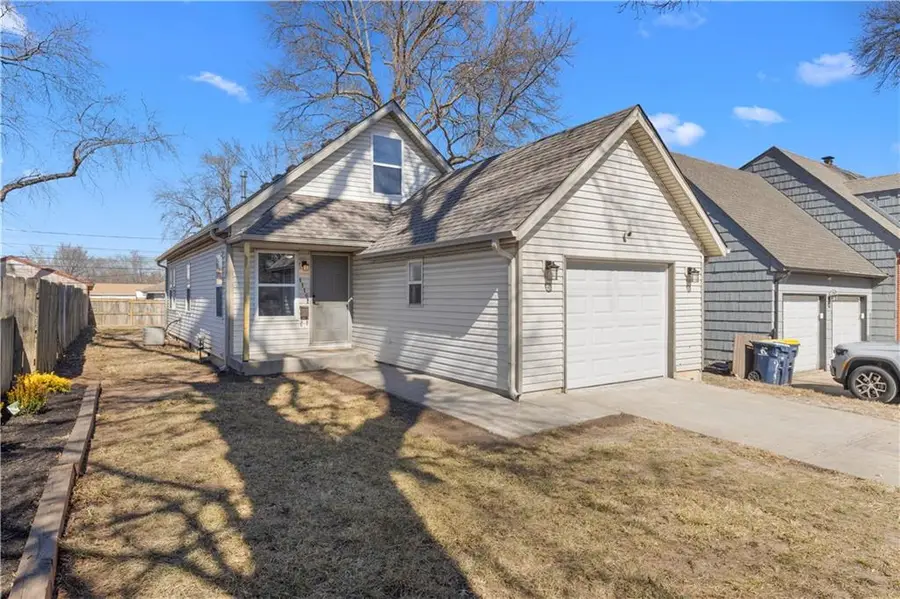 1116 E 77th Terrace, Kansas City, MO 64131 - #2