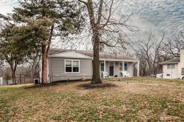 541 S Bluegrass Drive, Bonner Springs, KS 66012