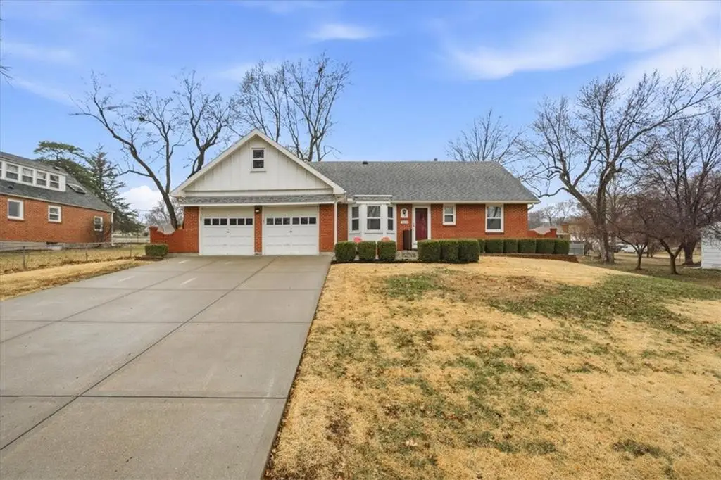 5628 Earnshaw Street, Shawnee, KS 66216 - #1