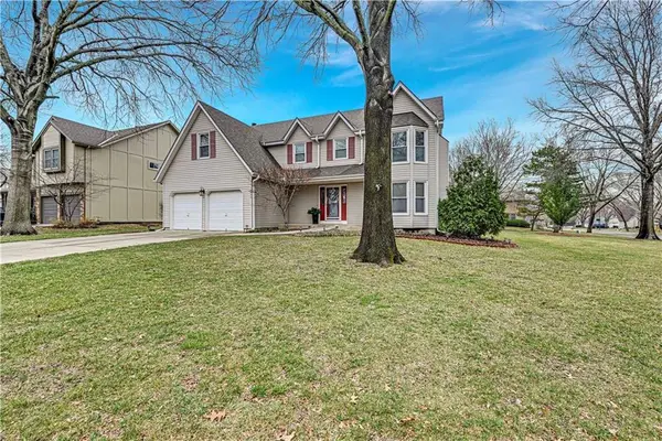 16006 W 80th Place, Lenexa, KS 66219
