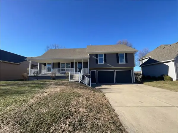 1120 Crossing Drive, Lee's Summit, MO 64081