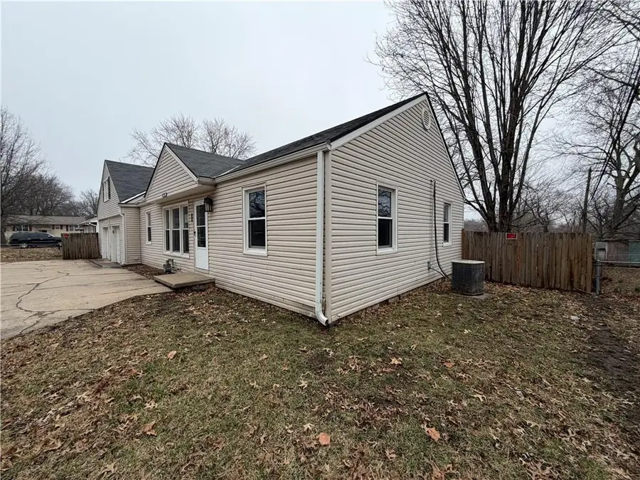 5805 Ridgeway Avenue, Kansas City, MO 64133 - #2