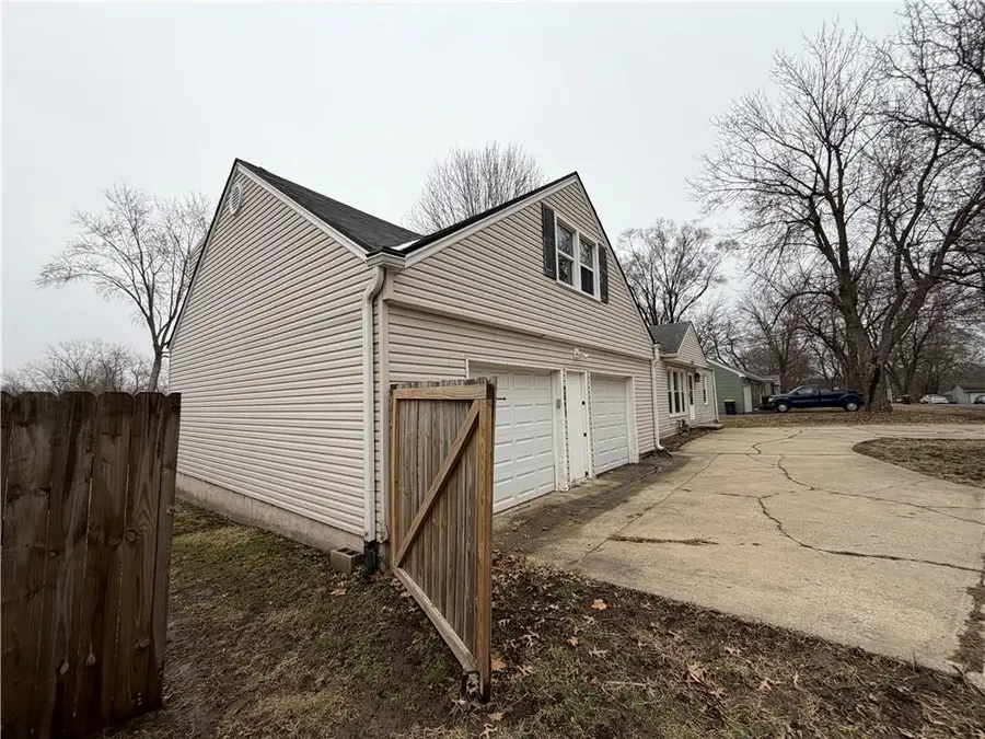 5805 Ridgeway Avenue, Kansas City, MO 64133 - #3