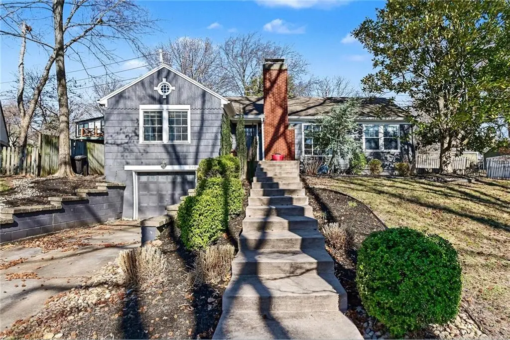 210 E Winthrope Road, Kansas City, MO 64113 - #1