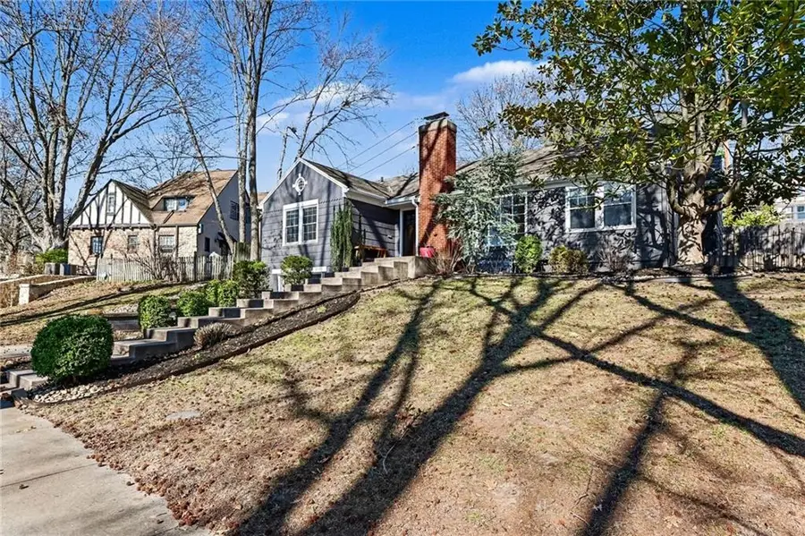 210 E Winthrope Road, Kansas City, MO 64113 - #3