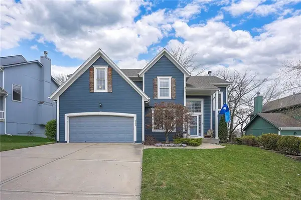 989 S Clearwater Creek Drive, Olathe, KS 66061