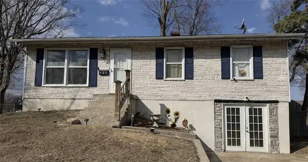 620 Village Drive, Lee's Summit, MO 64063