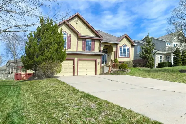 712 Rock Creek Drive, Lansing, KS 66043