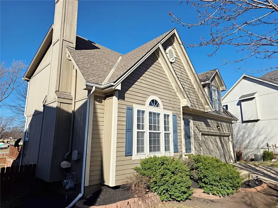 15880 S Bradley Drive, Olathe, KS 66062 - #2