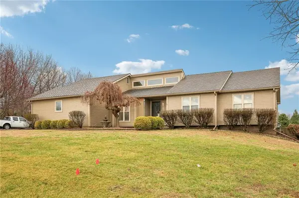 8945 W 167th Street, Stilwell, KS 66085