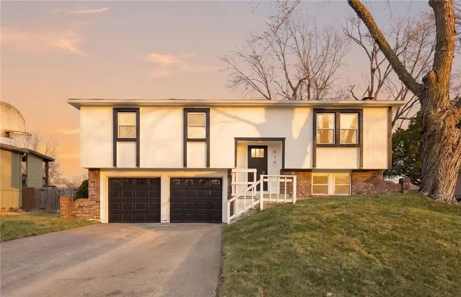 616 S Montclaire Drive, Olathe, KS 66061 - #2