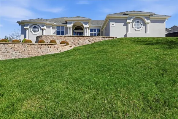 1608 NW Sunridge Drive, Blue Springs, MO 64015