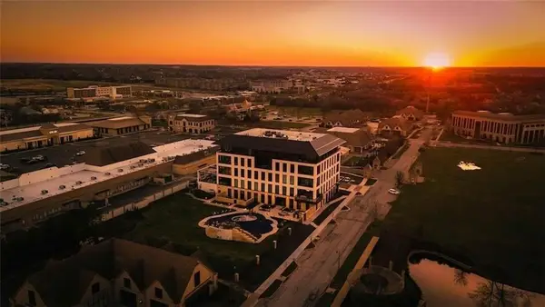 4951 W 134 Street #204, Leawood, KS 66209