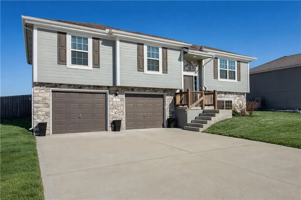 1402 SW 9th Terrace, Oak Grove, MO 64075 - #1