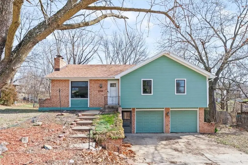 5527 NW Seminole Drive, Parkville, MO 64152 - #1