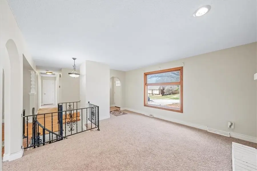 5527 NW Seminole Drive, Parkville, MO 64152 - #3