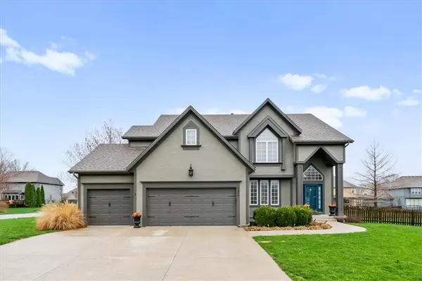 5800 NE Sapphire Circle, Lee's Summit, MO 64064