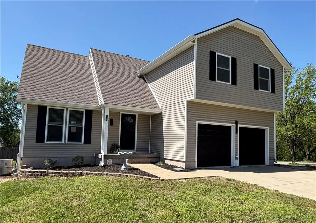 824 S Elk Lane, Bonner Springs, KS 66012 - #1