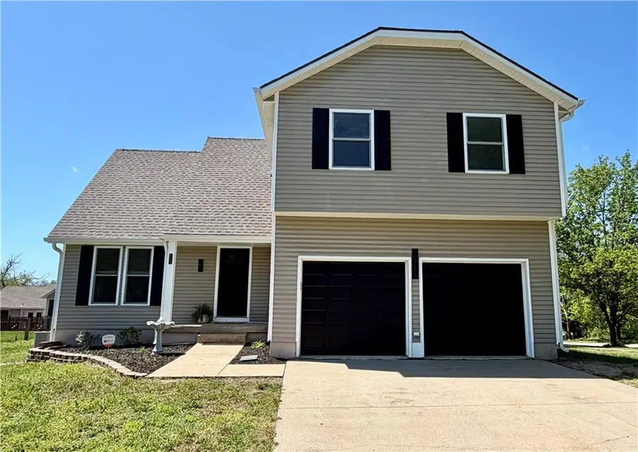 824 S Elk Lane, Bonner Springs, KS 66012 - #2