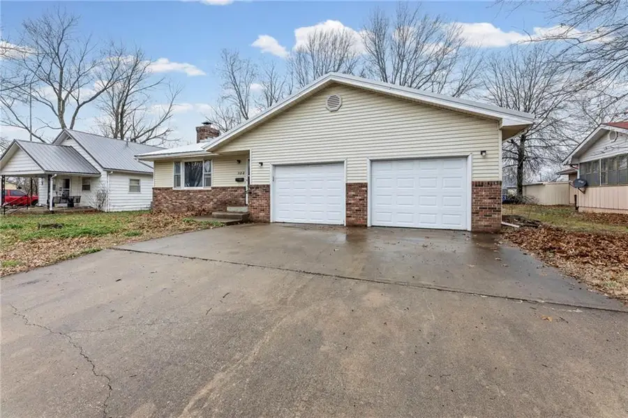 322 N 3rd Street, Iola, KS 66749 - #2