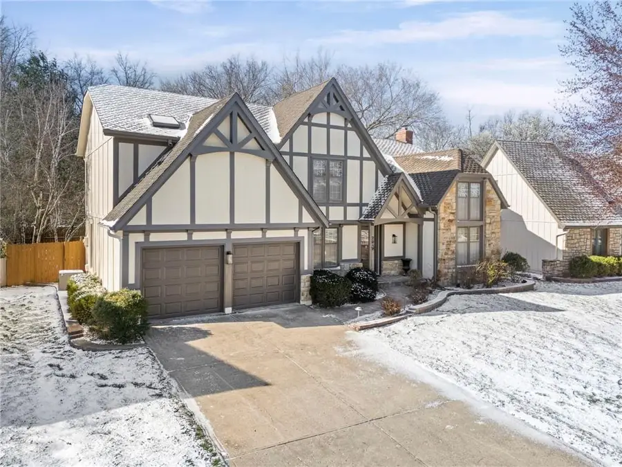 205 NE Shoreview Drive, Lees Summit, MO 64064 - #3