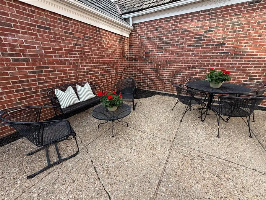 31 Compton Court, Prairie Village, KS 66208 - #3