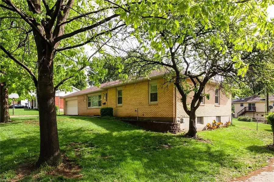 8613 N Boone Street, Kansas City, MO 64155 - #2