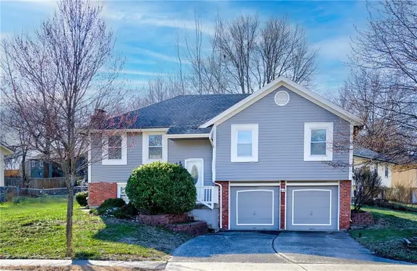 607 NE Karapat Drive, Kansas City, MO 64155