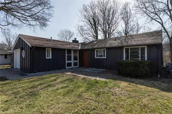 7645 Colonial Drive, Prairie Village, KS 66208