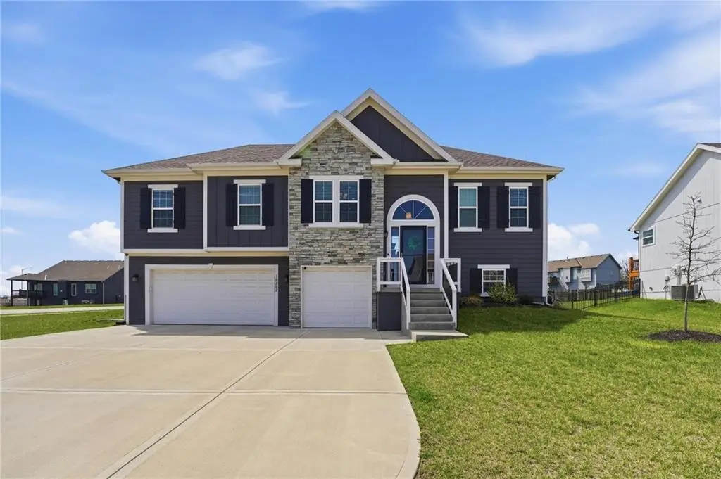 10202 N Quincy Avenue, Kansas City, MO 64156 - #1