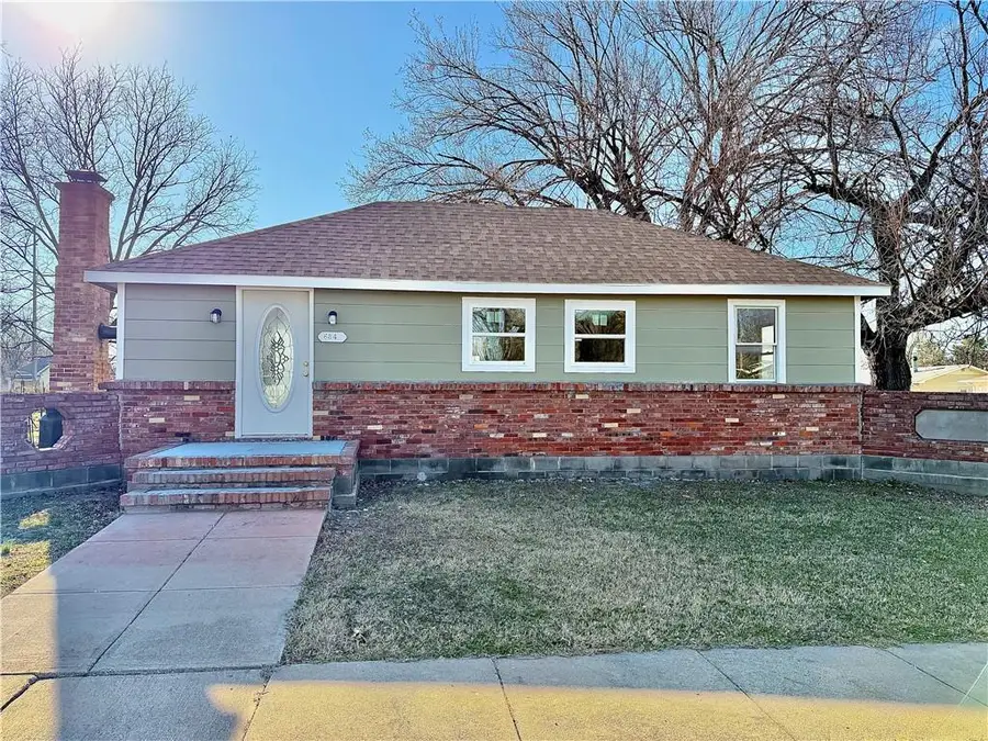 634 N Oak Street, Iola, KS 66749 - #2