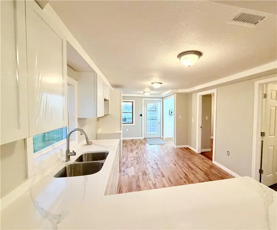 634 N Oak Street, Iola, KS 66749 - #3