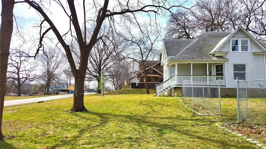 105 E 10th Street, Pleasanton, KS 66075 - #3