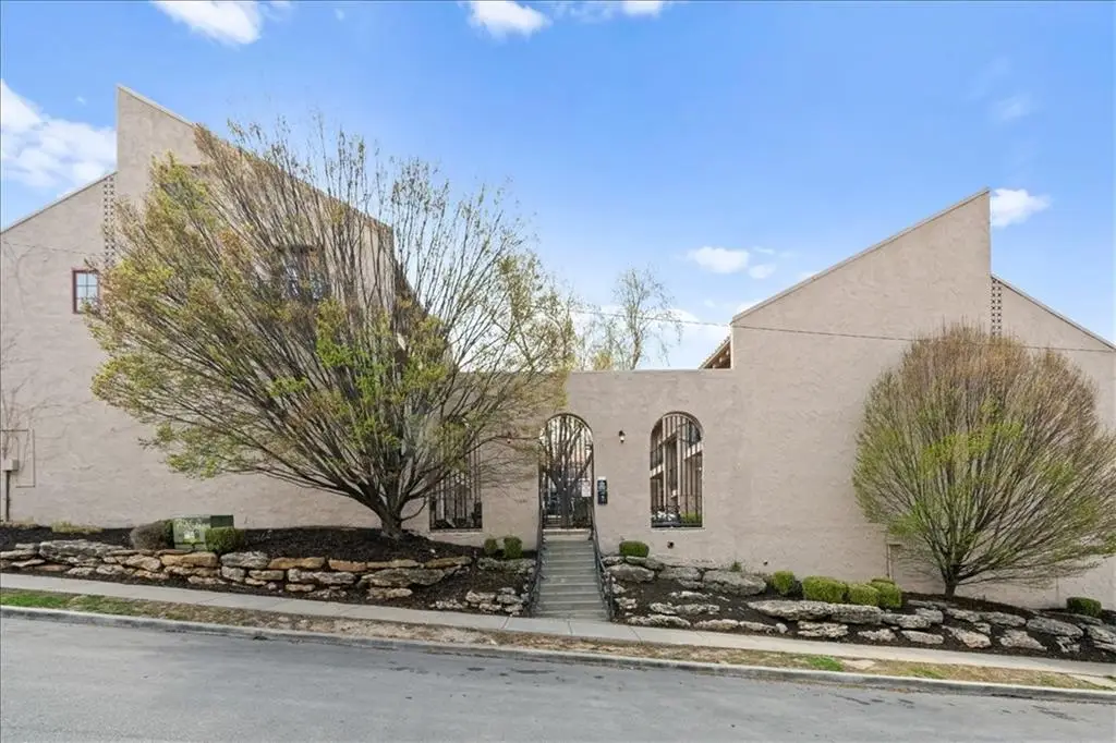 1111 W 46th Street #22, Kansas City, MO 64112 - #1