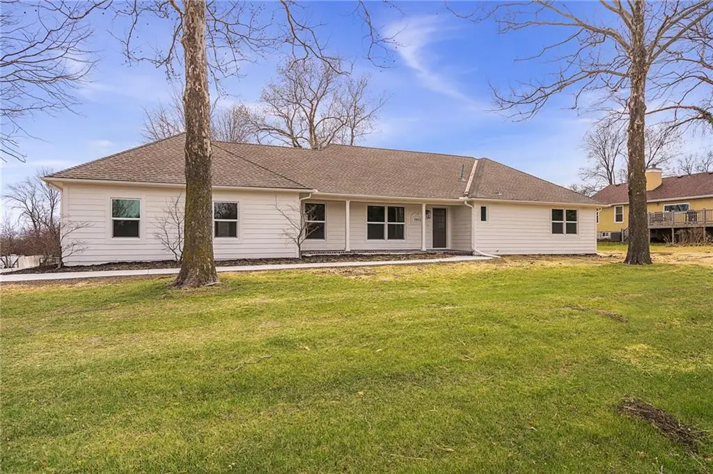 1913 W Dennis Avenue, Olathe, KS 66061 - #1