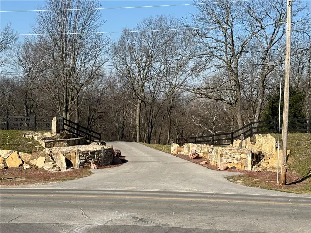 8016 NW Hampton Road, Kansas City, MO 64152 - #1